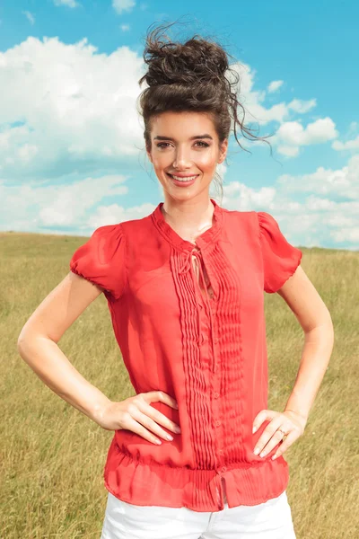 Retrato de niña sonriente con las manos en la cintura —  Fotos de Stock