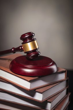 hakimin tokmak bir yığın kitap kopya alanı ile üzerinde