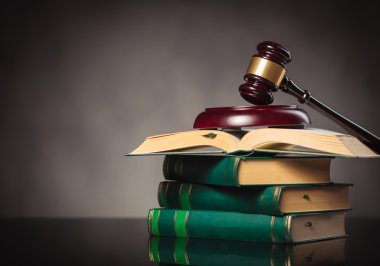 hakimin tokmak bir yığın kitap üzerinde