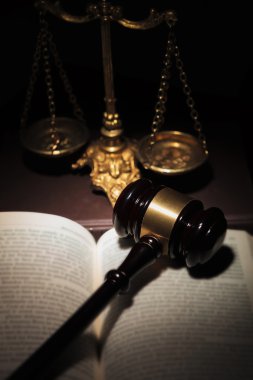 golden ölçeği yakınındaki bir kitap üzerine hakimin tokmak