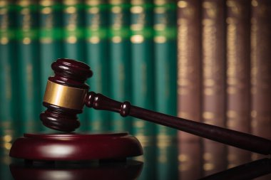 hakimin tokmak hukuk kitapları önünde tarafında