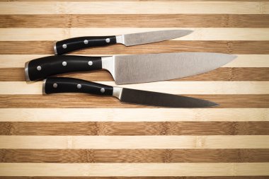 bambu kesme tahtası üzerinde üç mutfak bıçakları 