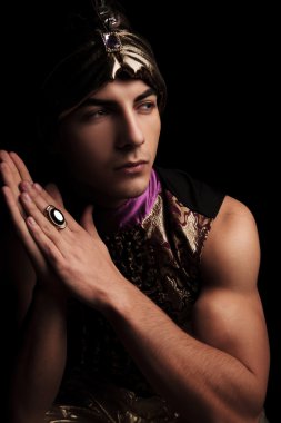 kaslı adam kostüm karanlık studio arka planda poz