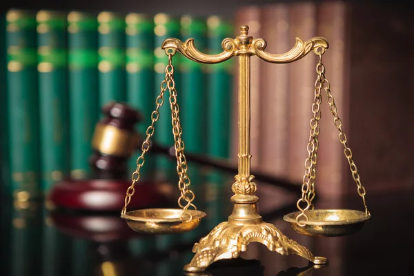 Hakimin tokmak ve hukuk kitapları önünde Golden ölçeği — Stok fotoğraf