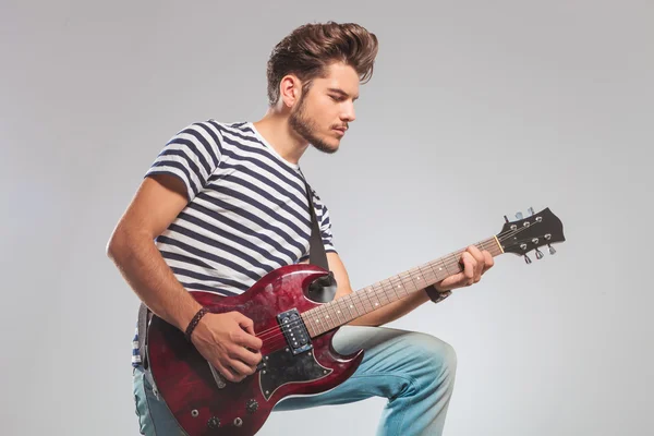 Side photo of artist in studio playing guitar — Φωτογραφία Αρχείου