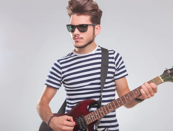 Young man playing electric guitar in studio — Stock Photo, Image