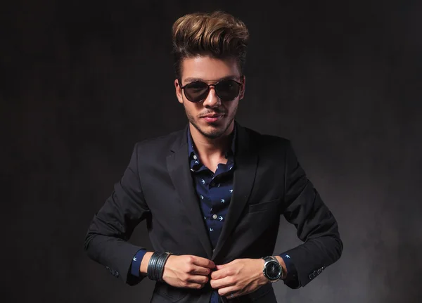 Skinny model posing in dark studio background wearing sunglasses — Stockfoto