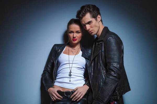 Couple in leather clothes posing in studio — ストック写真