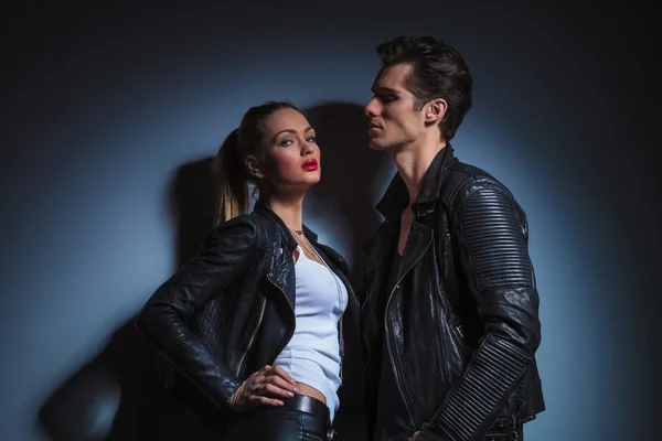 Man looking down on sexy woman in leather jacket — Stockfoto