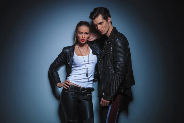 Woman in leather resting her hand on boyfriend's shoulder — Stok fotoğraf