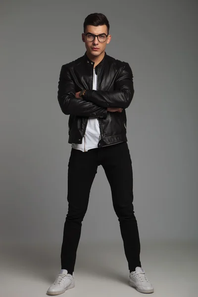 Man in leather jacket wearing glasses pose in studio — Stok fotoğraf