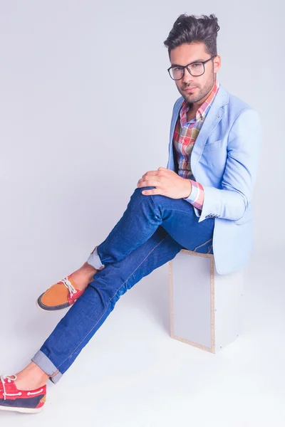 Cara vestindo óculos e jeans posando olhando para a câmera — Fotografia de Stock