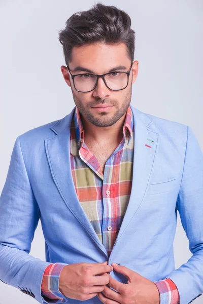 Close portrait of fashionable businessman wearing glasses — Stockfoto