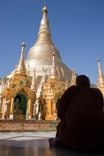 Rahipler Shwedagon pagoda de — Stok fotoğraf