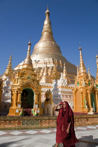 Monjes en la pagoda Shwedagon —  Fotos de Stock