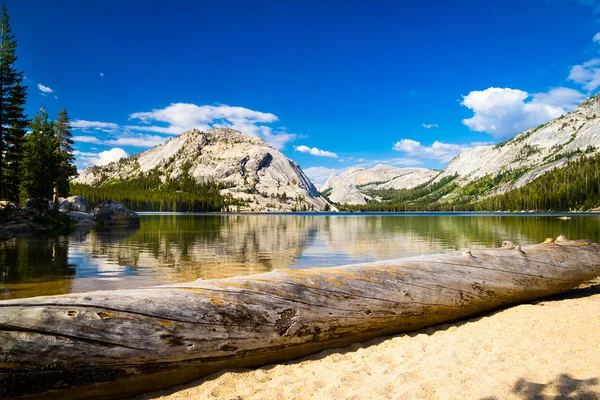 Yosemite dağ gölü