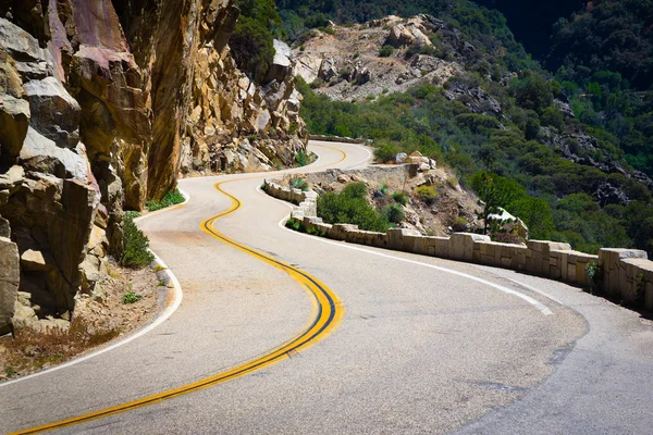 Сценический вид на дорогу в горах — стоковое фото