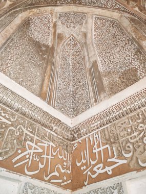 Yeni Delhi, Hindistan 'daki Sunder Çocuk Yuvası' ndaki bir mezarın tavanına İslami oymalar.