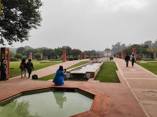 Nueva Delhi Enero 2021 Los Turistas Cerca Fuente Agua Avenida — Foto de Stock