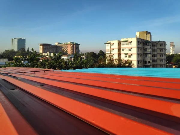 Red Blue Painted Sheet Roofing View Bangalore City Background — Stock Photo, Image