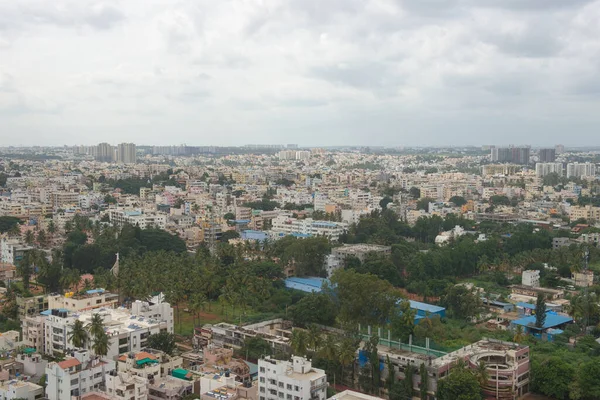 印度班加罗尔 一个有办公楼 住宅区和湖泊的城市景观 — 图库照片