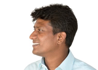 bir Hint veya Güney Asya iş yürütme ışık mavi gömlekli - yan profil. Beyaz arka plan üzerinde izole.