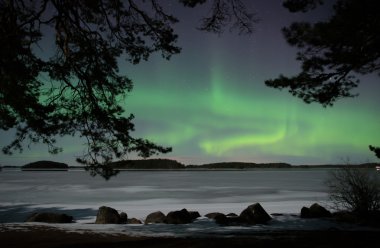 Donmuş göl üzerinde Kuzey ışıkları