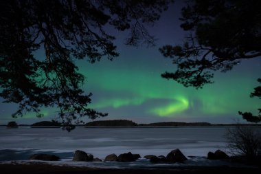 Donmuş göl üzerinde Kuzey ışıkları