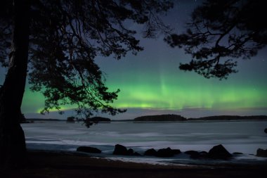 Donmuş göl üzerinde Kuzey ışıkları