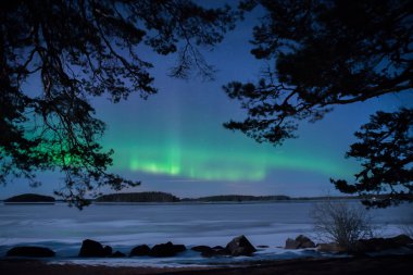 Donmuş göl üzerinde Kuzey ışıkları