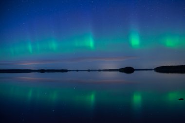 Sakin göl üzerinde Kuzey ışıkları
