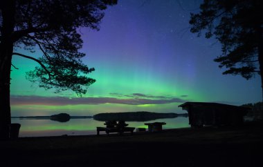 Sakin göl üzerinde Kuzey ışıkları