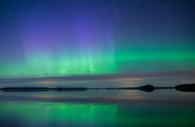 Sakin göl üzerinde Kuzey ışıkları