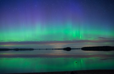Sakin göl üzerinde Kuzey ışıkları