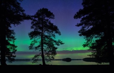 Sakin göl üzerinde Kuzey ışıkları