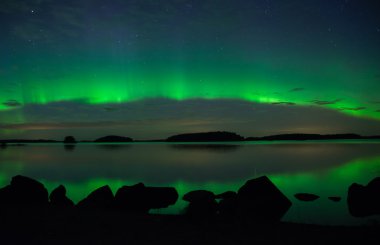 Sakin göl üzerinde Kuzey ışıkları