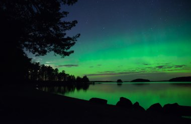Sakin göl üzerinde Kuzey ışıkları
