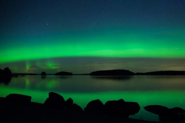 Sakin göl üzerinde Kuzey ışıkları
