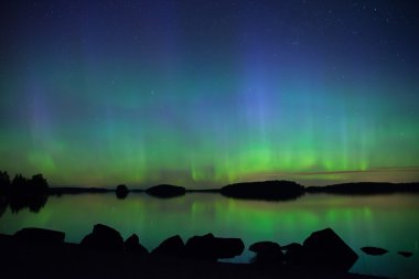 Sakin göl üzerinde Kuzey ışıkları