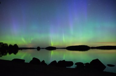 Sakin göl üzerinde Kuzey ışıkları