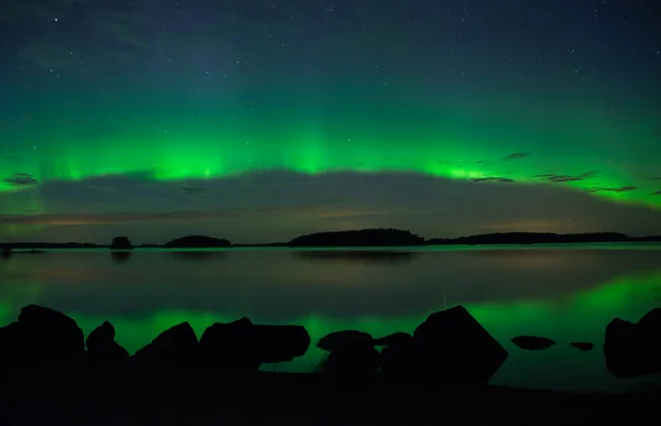 Northern lights over rustige lake — Stockfoto