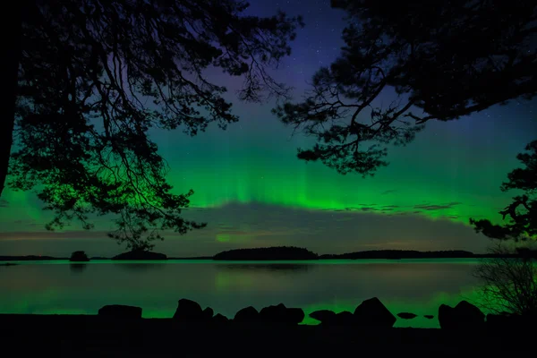 Sakin göl üzerinde Kuzey ışıkları