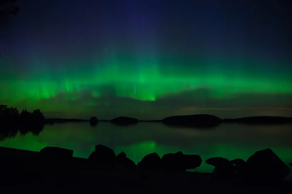 Luzes do norte sobre lago calmo — Fotografia de Stock