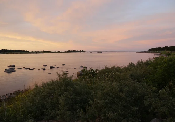 Costa rocosa al atardecer — Foto de Stock