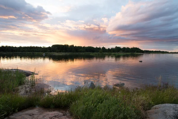 Côte rocheuse au coucher du soleil — Photo