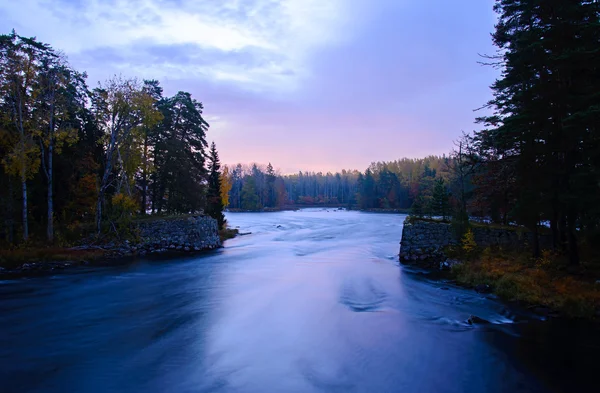 Fluss im Herbst — Stockfoto