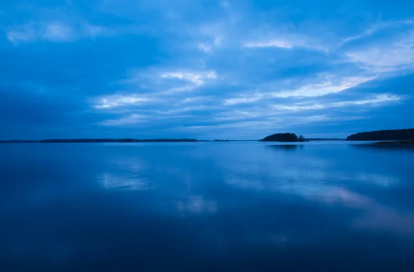 Jezero v modré světlo — Stock fotografie