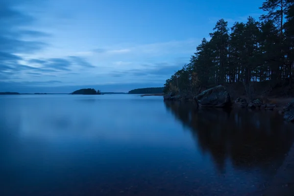 Lake in blauw licht — Stockfoto