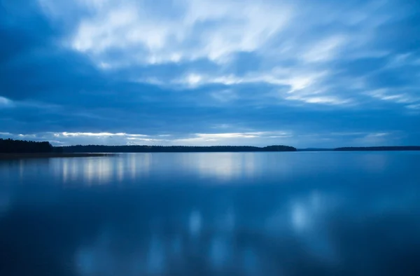 Озеро в голубом свете — стоковое фото