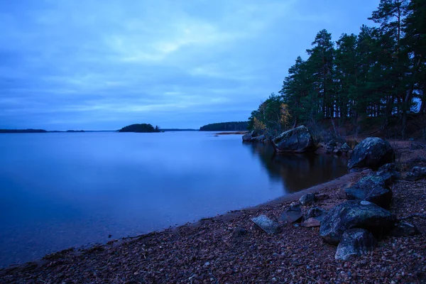 Lac en lumière bleue — Photo